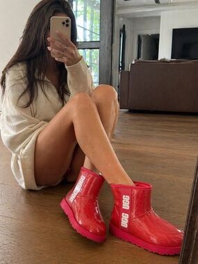 UGG Waterproof Red Rain Boots Size 6 Women Glossy Rubber Shearling Lined